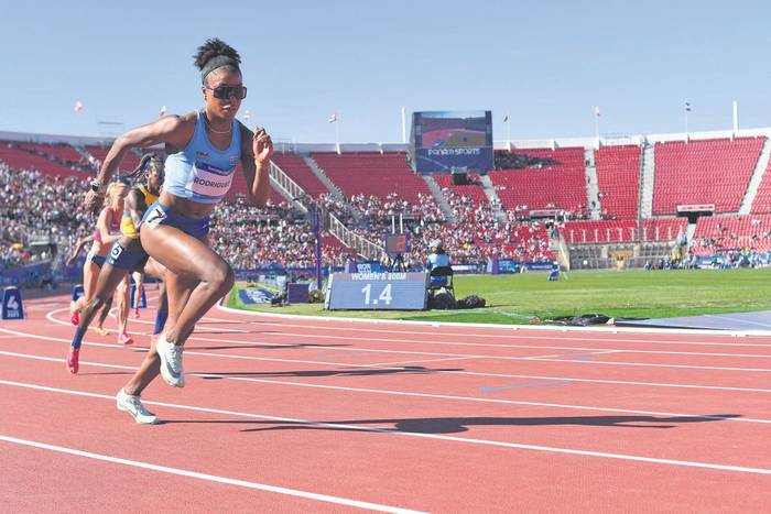 Déborah Rodríguez, de Uruguay, durante los 800 metros, el 3 de octubre, en el estadio Nacional Julio Martínez, en Chile. · Foto: Sandro Pereyra, Agencia Gamba