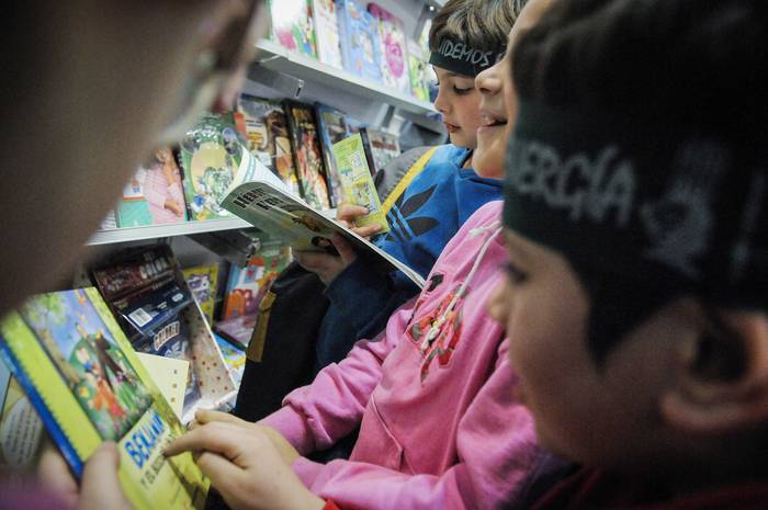 Feria del Libro Infantil y Juvenil, en la Intendencia de Montevideo (archivo, mayo de 2016). · Foto: Javier Calvelo, adhocFOTOS