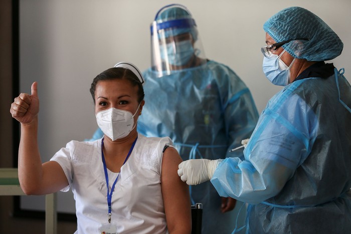 Enfermera recibe la vacuna contra la covid-19 en el Hospital Centinela Pablo Arturo Suárez, el 19 de marzo, en Quito.
 · Foto: José Jácome, Efe