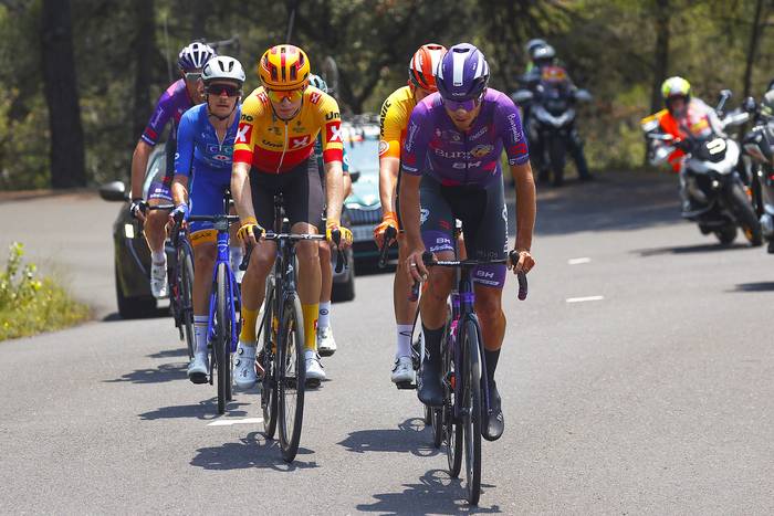 Eric Fagúndez al frente de un grupo de ciclistas. Foto: Prensa Burgos BH