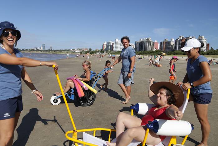 Usuarios del programa Verano Accesible de la intendencia de Montevideo, en la playa Malvín (archivo, febrero de 2015). · Foto: Pablo Nogueira