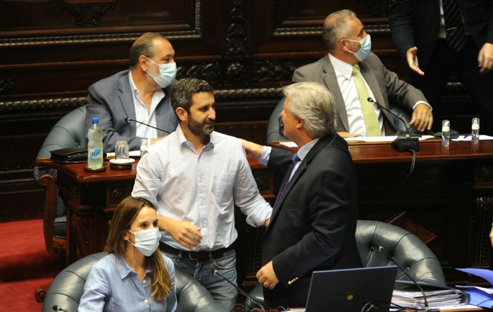 Daniel Caggiani y Francisco Bustillo, en la Comisión Permanente del Parlamento. · Foto: Federico Gutiérrez