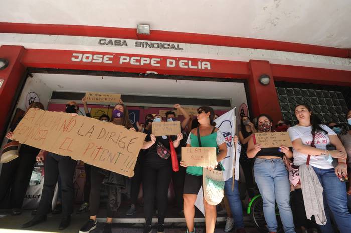 Manifestación feminista frente a la sede central del PIT-CNT. · Foto: Federico Gutiérrez