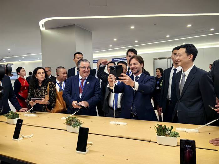El presidente Luis Lacalle durante su visita a la empresa china Huawei. Foto: @ChenPingMFA