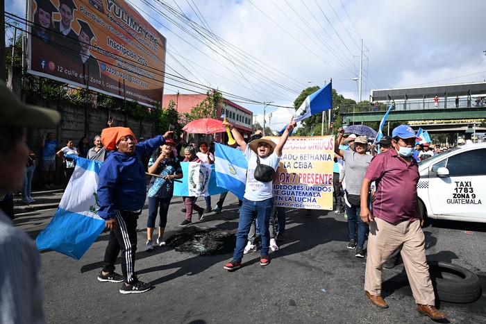 Manifestantes bloquean una carretera, el 9 de octubre, exigiendo la renuncia de la Fiscal General Consuelo Porras y del Fiscal Rafael Curruchiche, en la Ciudad de Guatemala. · Foto: Johan Ordonez, AFP