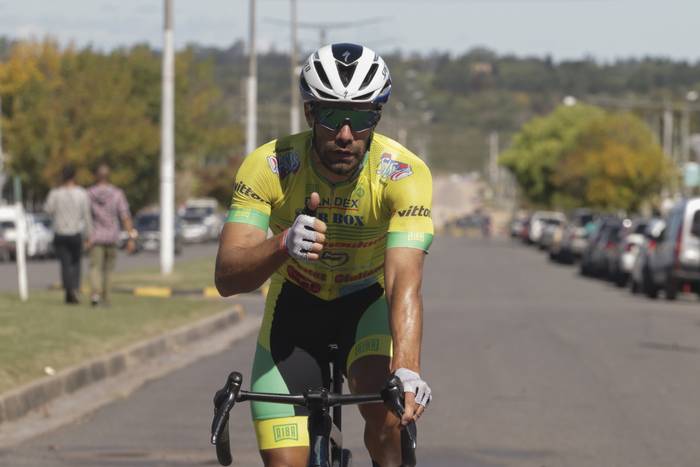 Pablo Anchieri tras ganar la etapa en Paysandú. · Foto: Milton Cabrera