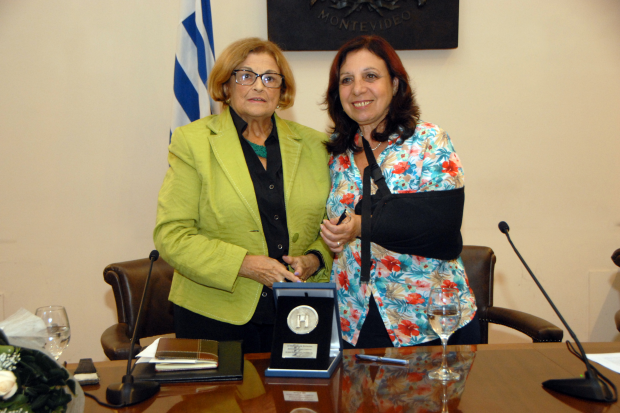 Gloria Levy junto a Ana Olivera, es distinguida Ciudadana Ilustre (archivo, marzo de 2015). · Foto: Intendencia de Montevideo