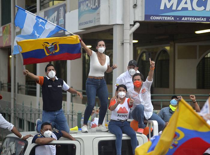 Partidarios de Andrés Arauz durante el acto de clausura de campaña, el 7 de abril, en Ecuador. · Foto: Rodrigo Buendía, AFP