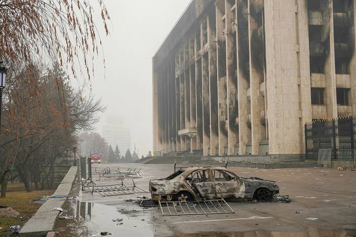 Edificio administrativo incendiado en el centro de Almaty, el 7 de enero de 2022, después de la violencia que estalló tras las protestas por la subida de los precios del combustible. · Foto: Alexander Bogdanov, AFP
