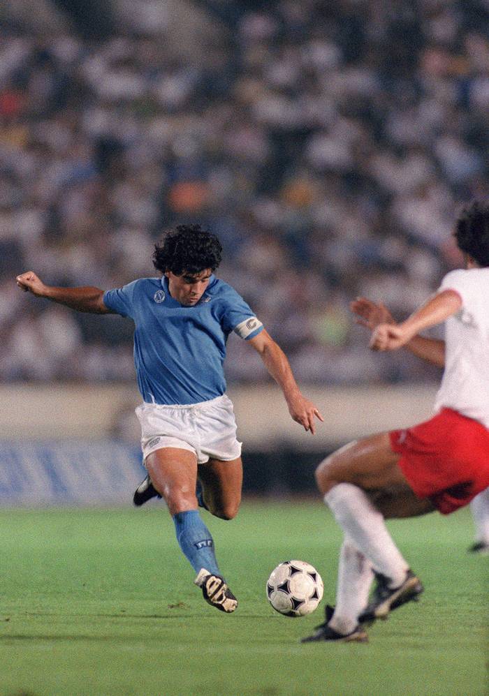 Diego Maradona, durante un partido entre el Napoli y la selección de Japón, el 12 de agosto de 1988, en Tokio.  · Foto: Bon Ishkawa, AFP