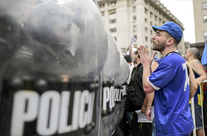 Policías antidisturbios bloquean la entrada a la Casa Rosada para rendir homenaje a la Diego Maradona, el 26 de noviembre, en Buenos Aires.  · Foto: Ronaldo Schemidt, AFP