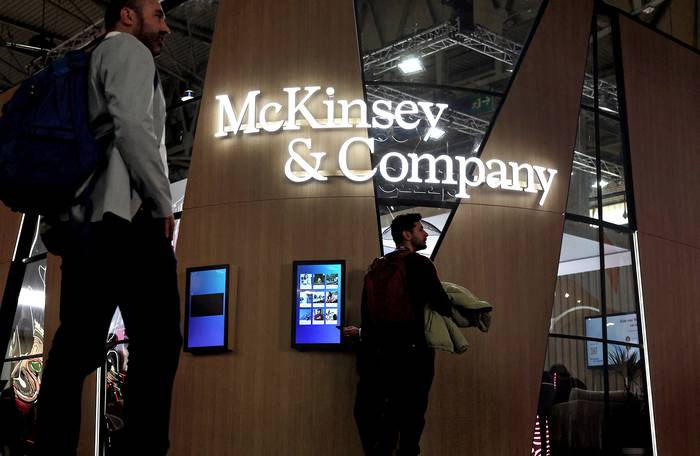 Stand de McKinsey & Company en el Congreso Mundial de Móviles, el 28 de febrero, en Barcelona. · Foto: COEX, AFP