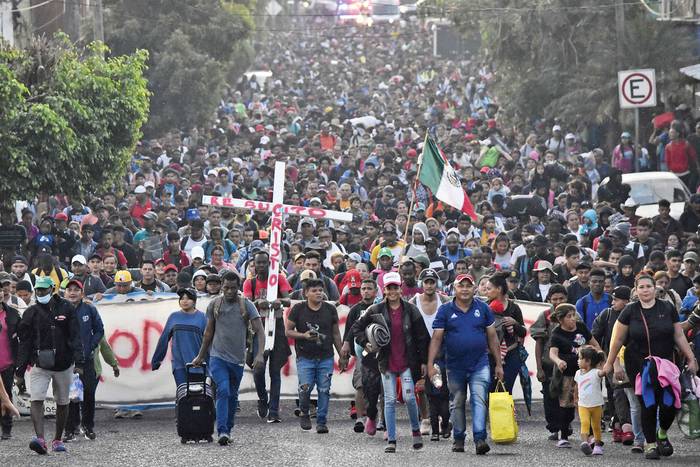 Migrantes participan en una caravana hacia la frontera con Estados Unidos, el 24 de diciembre, en Tapachula, estado de Chiapas, México. · Foto: AFP