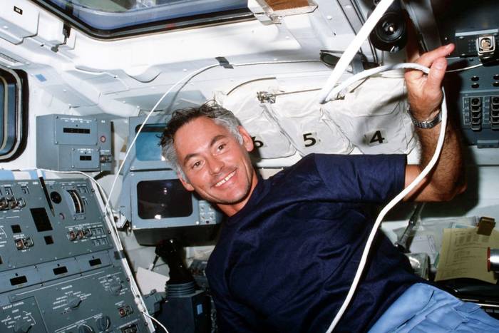 Foto principal del artículo 'Astronauta Mike Mullane: “Es divertido flotar y jugar en el espacio”'