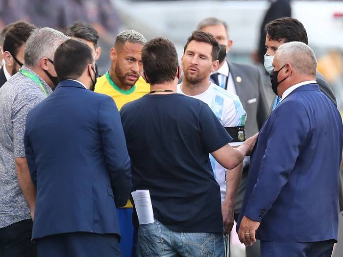 Neymar y Messi hablan con funcionarios brasileños durante un partido entre Brasil y Argentina (archivo, setiembre de 2021) · Foto: Sebastião Moreira, Efe