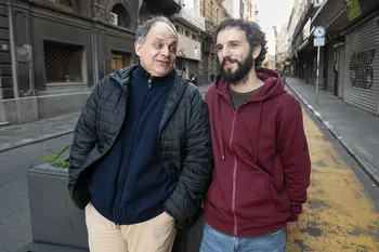 Foto principal del artículo 'Néstor Guzzini y Federico Silva destripan la multipremiada Plantar bandera, que vuelve por un fin de semana' · Foto: Alessandro Maradei