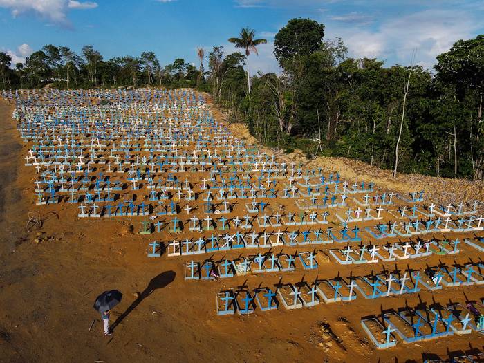 Cementerio de Nuestra Señora Aparecida, para víctimas de covid-19, en Manaos, en la selva amazónica
(archivo, noviembre de 2020). · Foto: Michael Dantas, AFP