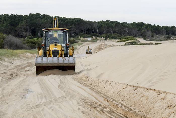 Situación de la Playa Brava y sus dunas a lo largo de la rambla costanera de Punta Colorada (archivo, junio de 2019). · Foto: Daniel Caselli, CFPC