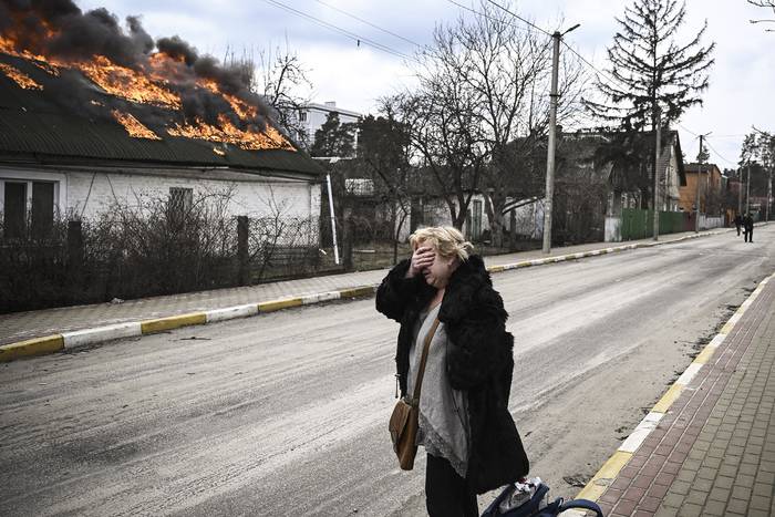 Ciudad de Irpin, en las afueras de Kiev, luego de un bombardeo ruso. · Foto: Aris Messinis, AFP