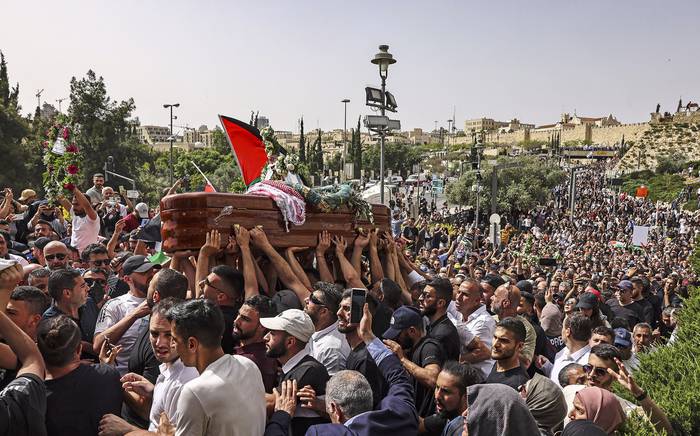 Cortejo fúnebre de la periodista de Al-Jazeera asesinada Shireen Abu Akleh desde la iglesia hacia el  cementerio, en Jerusalén, el 13 de mayo. · Foto: Ronaldo Schemidt, AFP