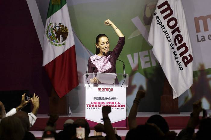 Claudia Sheinbaum durante el acto en que recibió el certificado como candidata por el partido Movimiento de Regeneración Nacional (Morena) en Ciudad de México el 10 de setiembre. · Foto: Luis Barron, Eyepix, NurPhoto, AFP