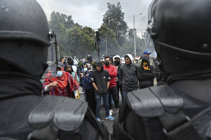 Manifestantes y policías antidisturbios en el duodécimo día de protestas contra el gobierno en Quito. · Foto: Martín Bernetti, AFP