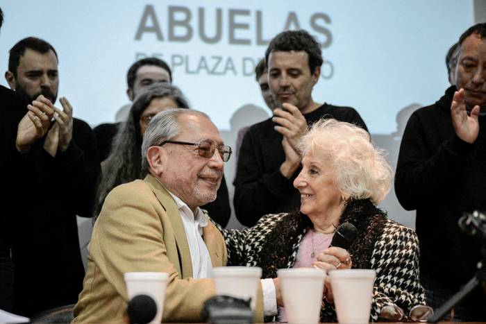 Julio Santucho y Estela de Carlotto, durante la conferencia de prensa en la ESMA, en Buenos Aires (28.07.2023). · Foto: Luis Robayo, AFP