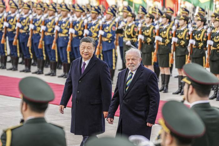 Xi Jinping y Luiz Inácio Lula da Silva, durante la ceremonia de bienvenida, el 14 de abril, en el Gran Salón del Pueblo, en Beijing. · Foto: Ken Ishii, pool, AFP