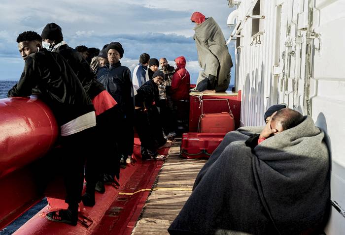 Migrantes esperan en el barco de rescate "Ocean Viking" de la organización humanitaria marítima europea SOS Mediterranée en el Golfo de Catania, el 6 de noviembre de 2022. · Foto: Vincenzo Circosta, AFP