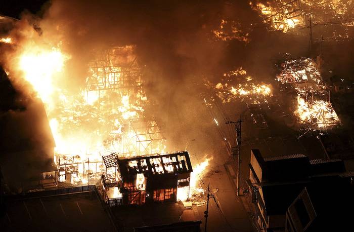Incendios en Wajima, prefectura de Ishikawa, tras el terremoto que sacudió el centro de Japón. · Foto: Yomiuri Shimbun, AFP