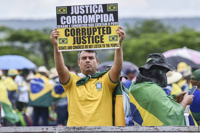 Bolsonaristas protestan frente al palacio de Alvorada durante la ceremonia de certificación del presidente electo Luiz Inácio Lula da Silva, en Brasilia, el 12 de diciembre de 2022. · Foto: Ton Molina, AFP