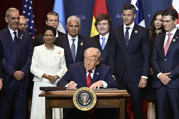 Donald Trump firma una proclamación en la cumbre “Escudo de las Américas”, el 7 de marzo, en el Trump National Doral, en Miami, Florida. · Foto: Saul Loeb, AFP