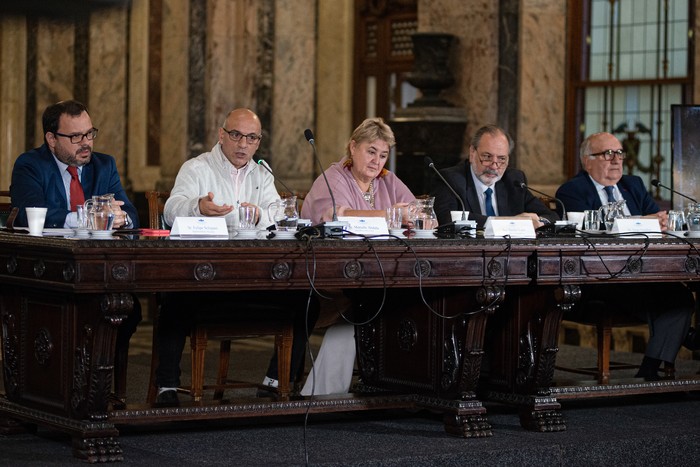 Felipe Schipani, Marcelo Abdala, Sandra Lazo, Jorge Gandini y Guillermo Domenech, el 27 de junio de 2023, en el Parlamento. · Foto: Alessandro Maradei