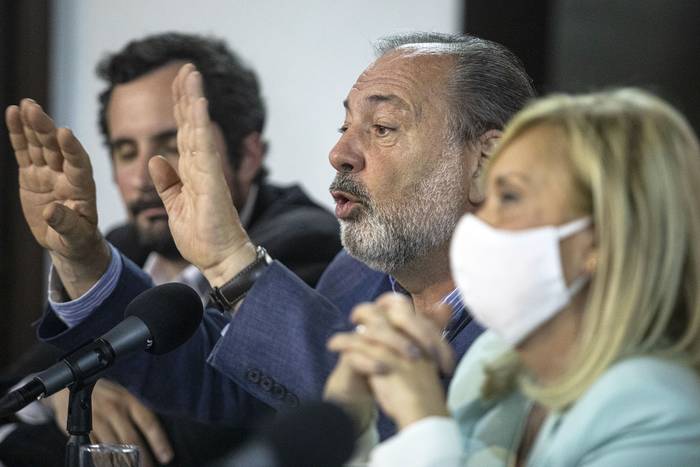 Gonzalo Baroni, Jorge Gandini y Beatriz Argimón, durante un acto de campaña en defensa de la LUC, el 26 de octubre, en la Casa de los Lamas. · Foto: .