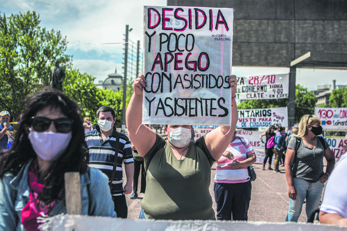 Manifestación de asistentes y cuidadores del Sistema de Cuidados frente al Palacio Legislativo (archivo, noviembre de 2020). · Foto: .