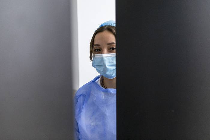 Trabajadora de la salud en puesto de vacunación del Hospital de Clínicas (setiembre de 2021). · Foto: .