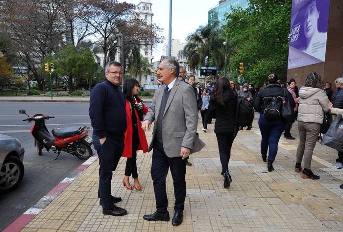Santiago González y Juan Gabito, el 13 de octubre, durante la ocupación del CODICEN, en el centro de Montevideo. · Foto: Federico Gutiérrez