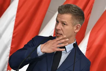 Péter Magyar, durante una conferencia de prensa, el 12 de abril en Budapest. · Foto: Attila  Kisbenedek / AFP