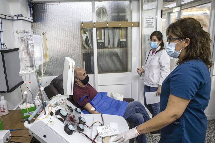 Andrea Moreira, técnica en Hemoterapia, William Fernández, donante de plasma y Daniela Saliwonczyk. · Foto: .