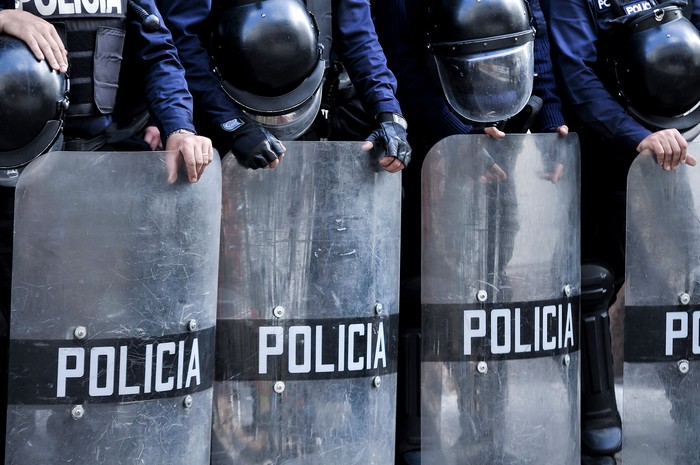 Policías en la puerta de un juzgado de Montevideo (archivo, noviembre de 2013). · Foto: Javier Calvelo, adhocFOTOS
