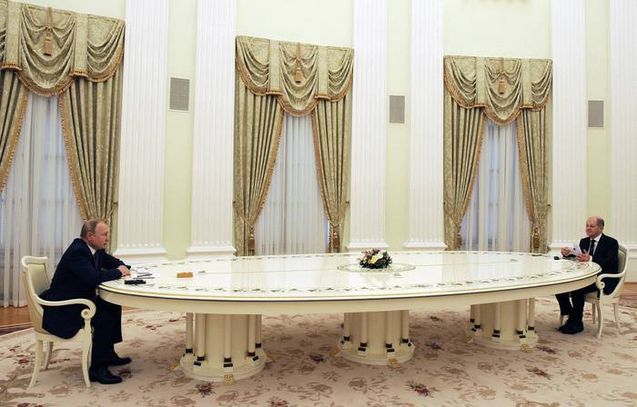 Vladimir Putin (I), presidente de Rusia, y Olaf Scholz, canciller de Alemania, previo a una reunión sobre la seguridad de Ucrania en el Kremlin, en Moscú, el 15 de febrero. Foto: Mijail Klimentyev, Sputnik, AFP