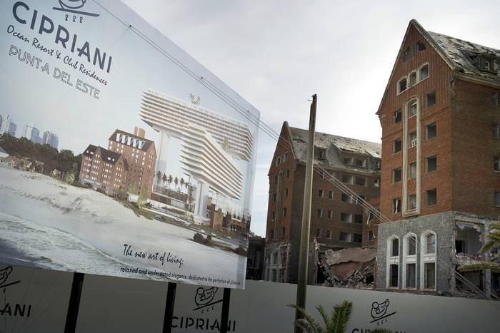 Demolición del hotel San Rafael en Punta del Este (archivo, abril de 2019). · Foto: Ricardo Antúnez, adhocFOTOS