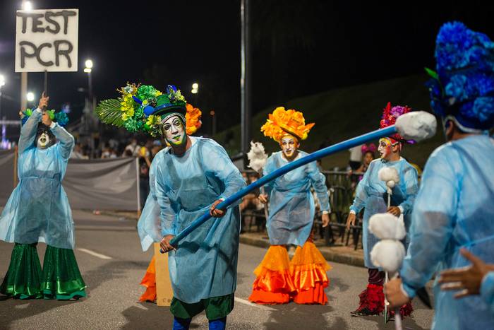 Murga La Clave, durante el desfile inaugural del Carnaval 2022. · Foto: Alessandro Maradei