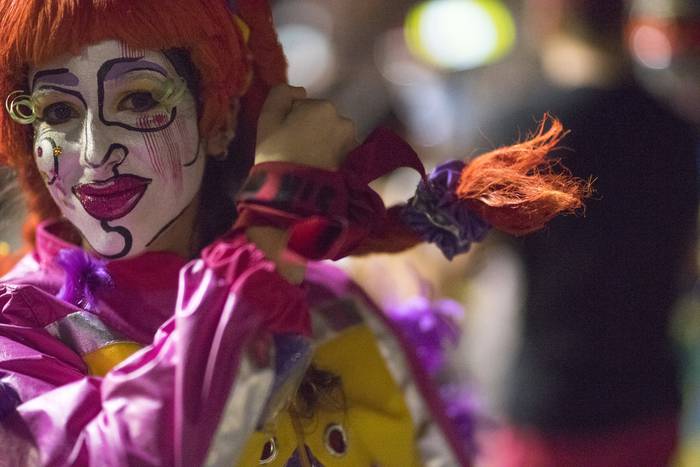 Murga Metele que son Pasteles, con un pañuelo rojo en reclamo de mayor participación en carnaval de mujeres, durante el desfile inaugural del carnaval (archivo, enero de 2019). · Foto: Mariana Greif