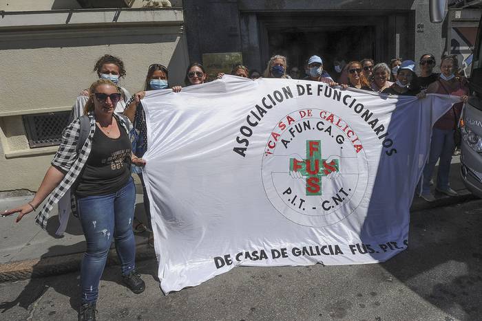 Funcionarios de Casa de Galicia se manifiestan, este miércoles, frente al Ministerio de Trabajo y Seguridad Social. · Foto: Federico Gutiérrez