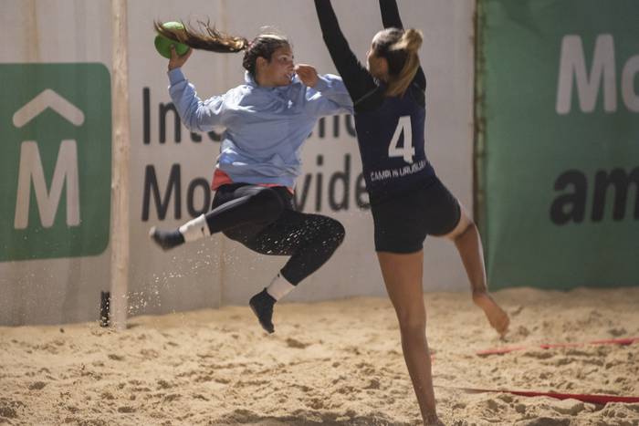 Entrenamiento de las Selecciones Uruguayas Sub 18 y Senior de Handball Playa. (archivo, marzo de 2022) · Foto: Alessandro Maradei