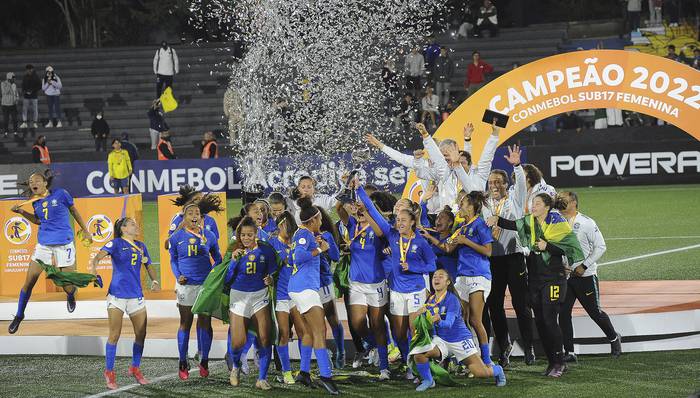 Las jugadoras de Brasil luego de ganal la final ante Colombia, el sábado, el estadio Charrua · Foto: Federico Gutiérrez