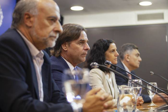 Pablo Mieres, Luis Lacalle Pou, Azucena Arbeleche e Isaac Alfie, el 18 de abril, en la Torre Ejecutiva, en Montevideo. · Foto: .