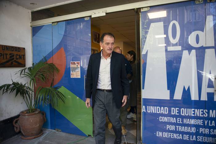 Guido Manini Ríos, luego de la reunión en el PIT-CNT, el 28 de abril, en Montevideo. · Foto: Alessandro Maradei