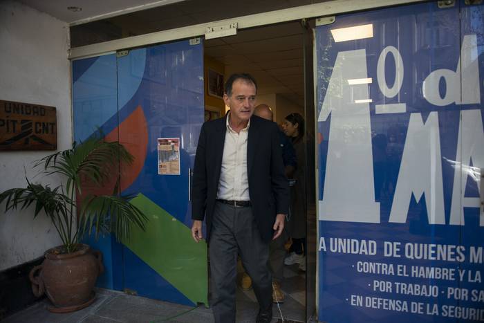 Guido Manini Ríos, en la puerta de la sede del PIT CNT, en Montevideo (archivo, abril de 2022). · Foto: Alessandro Maradei